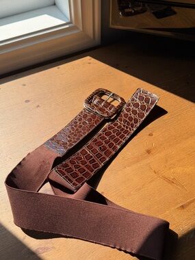 Women’s Brown Croc-Embossed Elastic Belt